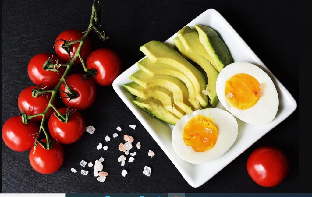 Picture of tomatoes, avocados, egs and salt for a keto diet